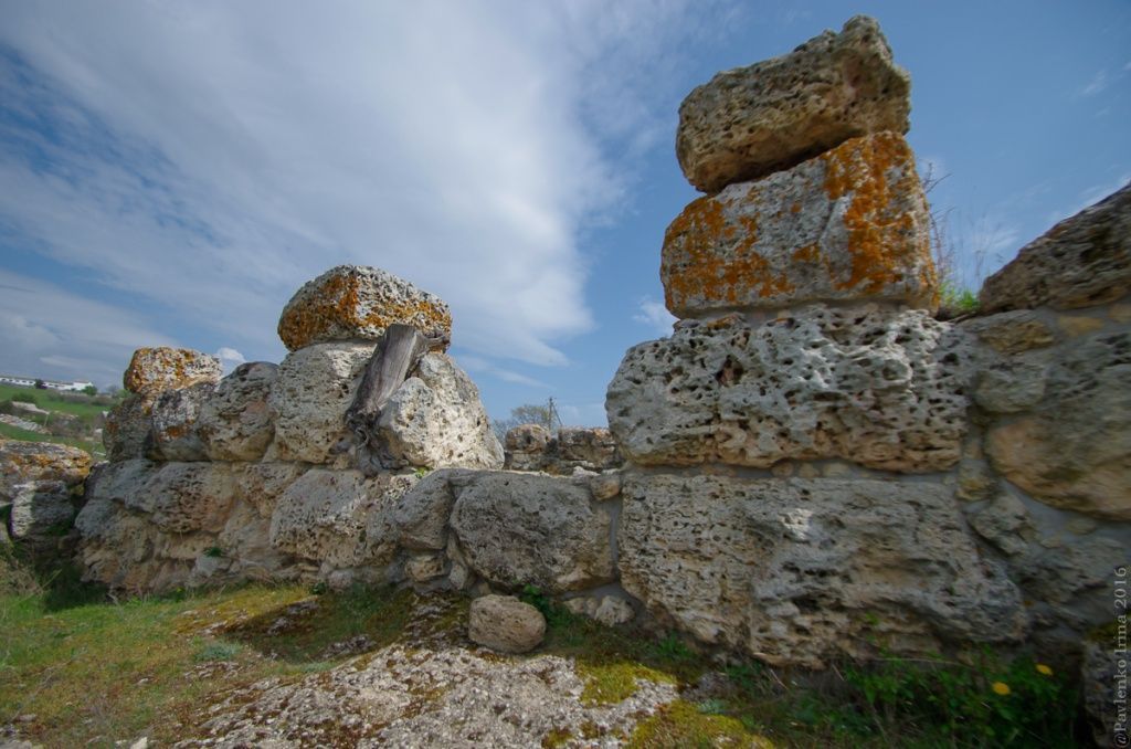 Предположение, что греки, придя в эту местность, застали тут руины некоего более древнего сооружения, выполненного из мегалитических блоков весом до десяти тонн. 